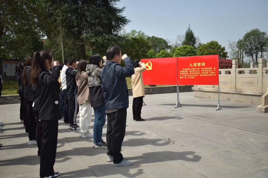 铭记革命先烈，传承革命精神——beat365在线唯一官网党总支组织开展清明节祭扫革命烈士陵园活动