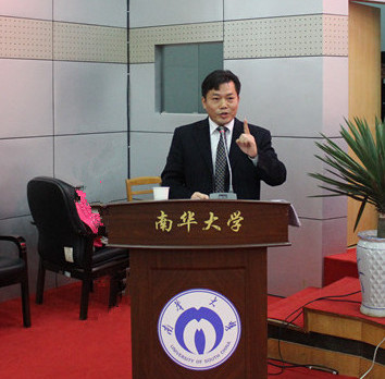 图为世界杯官网党委书记龙志坚老师在大会上发表重要讲话。